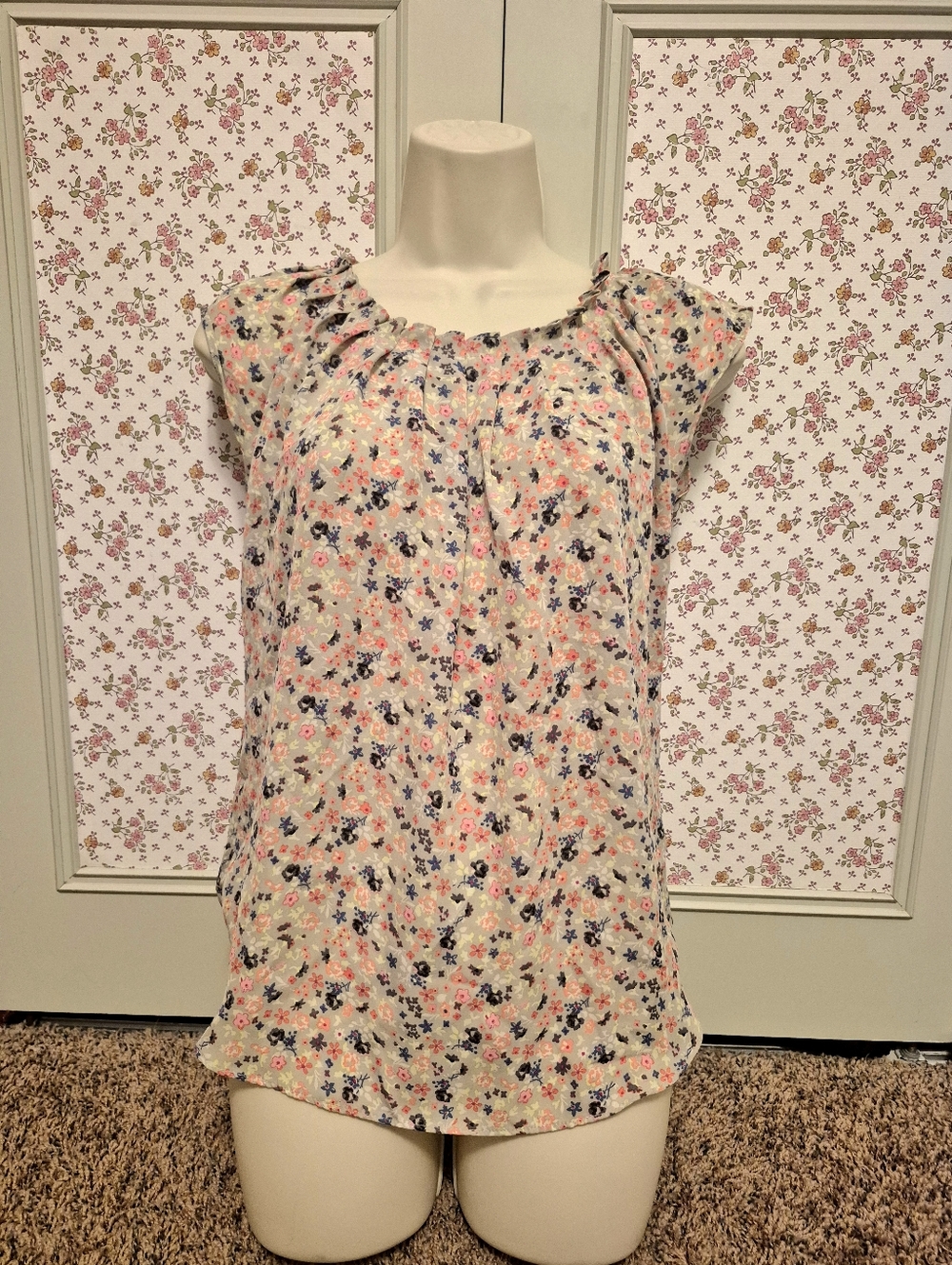 LC Lauren Conrad Floral Cap Sleeve Blouse in Cream, Pink & Purple Size S
